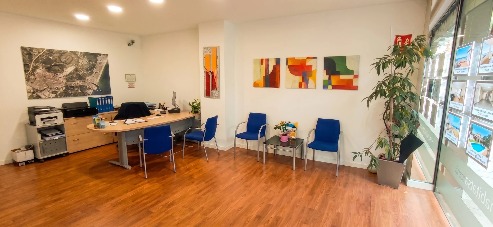 Interior de la oficina de Habitat Safor, inmobiliaria en Gandía (República Argentina 39)